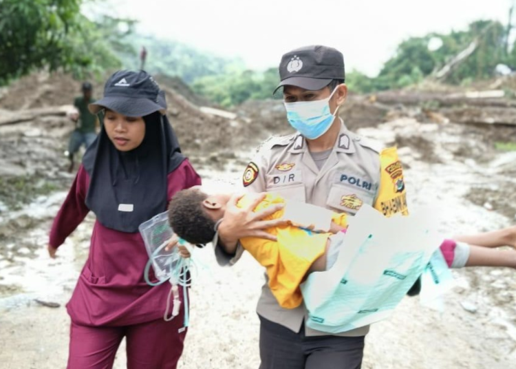 aksi heroik evakuasi pasien dari pelosok Keerom