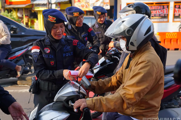aksi pembagian bendera merah putih oleh Polwan Korbrimob menjelang HUT ke-80 Kemerdekaan RI