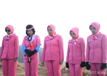 Ketua Bhayangkari Jabar menaklukkan puncak Gunung Ciremai