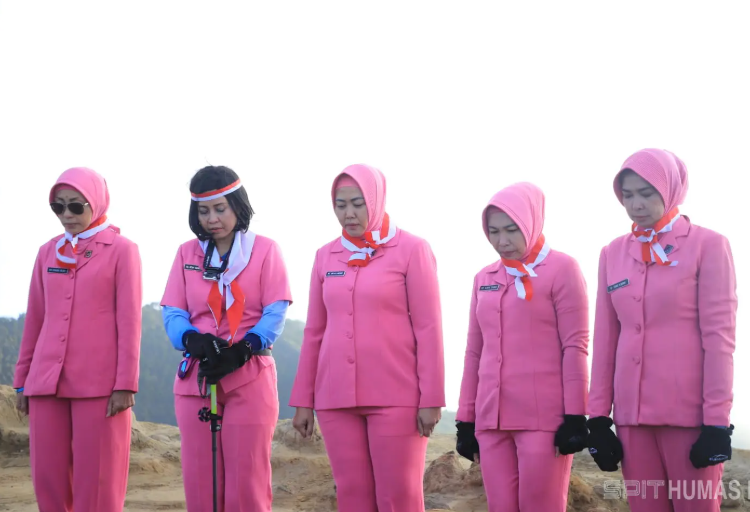 Ketua Bhayangkari Jabar menaklukkan puncak Gunung Ciremai