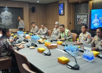 Kakorlantas Polri Irjen Pol Agus Suryonugroho (tengah, rompi hijau) saat menggelar rapat kerja bersama Ditjen Hubdat dan Kementerian P