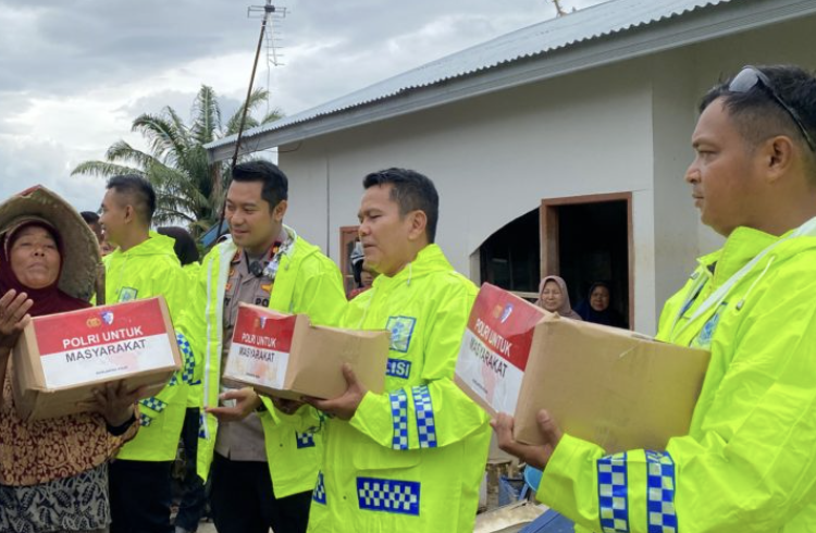 Korlantas Polri salurkan bantuan korban banjir Aceh Tamiang
