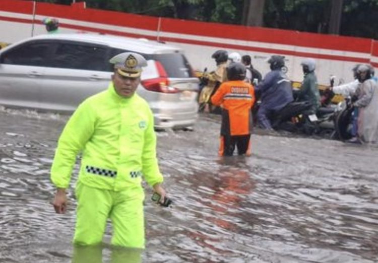 Banjir di Sejumlah Titik di Jakarta, Polantas Berjibaku Atur Lalin
