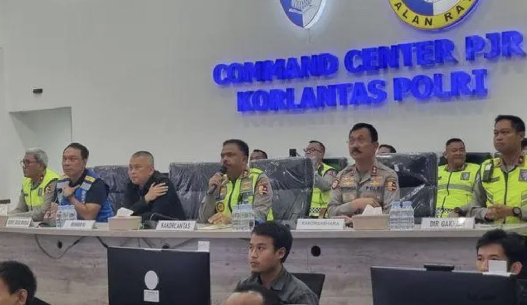 Kakorlantas Polri Irjen Agus Suryonugroho bersama Menhub Dudy Purwagandhi dan Kakorsabhara Mulia Hasadungan Ritonga 1