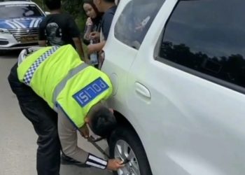 Aksi Polantas Bantu Pengemudi Pecah Ban di Tol Cipularang, Kakorlantas Apresiasi
