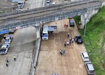 Andalkan Teknologi, ETLE Drone Patrol Presisi Korlantas Pantau Tol Fungsional Bocimi Jakarta - Korps Lalu Lintas (Korlantas) Polri mengintensifkan pemantauan arus kendaraan di ruas tol fungsional Bogor-Ciawi-Sukabumi (Bocimi) jelang Operasi Ketupat 2026. Pemantauan arus mengandalkan teknologi dengan mengoptimalkan pemanfaatan ETLE Drone Patrol Presisi. Langkah ini merupakan bagian dari strategi penguatan manajemen lalu lintas berbasis teknologi modern guna memastikan distribusi kendaraan berjalan aman, lancar, dan terkendali pada jalur strategis yang menghubungkan kawasan Bogor hingga Sukabumi. Ruas Jalan Tol Bocimi memiliki posisi vital sebagai koridor alternatif selain jalur arteri nasional. Kehadiran tol ini tidak hanya mempercepat konektivitas antarwilayah, tetapi juga berperan penting dalam mendukung mobilitas masyarakat, distribusi logistik, serta pertumbuhan aktivitas ekonomi di wilayah Jawa Barat bagian selatan. Kegiatan pemantauan dilaksanakan atas arahan Kakorlantas Polri Irjen Agus Suryonugroho, dengan koordinasi Dirgakkum Korlantas Polri Brigjen Faizal serta dukungan teknis Kasubdit Dakgar Ditgakkum Korlantas Polri Kombes Dwi Sumrahadi Rakhmanto. Sinergitas ini memastikan monitoring berlangsung sistematis, presisi, serta terintegrasi dalam sistem informasi lalu lintas nasional. Melalui penerbangan ETLE Drone Patrol Presisi di sepanjang segmen tol fungsional, petugas memperoleh gambaran visual secara menyeluruh mengenai kondisi arus kendaraan. Pemantauan dilakukan untuk mengidentifikasi volume lalu lintas, kecepatan rata-rata kendaraan, kepadatan di titik-titik krusial seperti simpang susun (interchange), titik pertemuan jalur (merging), hingga akses keluar dan masuk tol. Perspektif udara memungkinkan pemetaan kondisi secara real time dengan cakupan luas yang tidak dapat dijangkau secara optimal melalui pemantauan darat. Selain mengamati pergerakan kendaraan, kegiatan ini juga mencakup evaluasi terhadap kesiapan infrastruktur pendukung di jalur fungsional. Hal tersebut meliputi penempatan rambu sementara, pengamanan pembatas jalan (barrier), kondisi marka, pencahayaan, hingga kesiapan rest area atau titik pemberhentian darurat. Seluruh elemen tersebut menjadi bagian penting dalam memastikan jalur fungsional dapat dimanfaatkan secara optimal dan aman oleh masyarakat. Data visual dan informasi lapangan yang dihimpun melalui ETLE Drone Patrol Presisi selanjutnya dianalisis sebagai dasar perencanaan manajemen arus lalu lintas. Dengan dukungan teknologi ini, potensi perlambatan atau penumpukan kendaraan dapat terdeteksi lebih dini sehingga langkah antisipatif dapat disiapkan secara cepat dan tepat apabila dibutuhkan. Pendekatan berbasis udara ini juga memperkuat sistem monitoring yang adaptif terhadap perubahan situasi di lapangan. Dinamika arus kendaraan yang fluktuatif, terutama pada akhir pekan atau periode peningkatan mobilitas, dapat dipetakan secara komprehensif sehingga distribusi arus antara jalur tol dan arteri tetap seimbang. Optimalisasi pemantauan di ruas Tol Bocimi menegaskan komitmen Korlantas Polri dalam mendorong transformasi digital di bidang lalu lintas. ETLE Drone Patrol Presisi bukan hanya menjadi perangkat teknologi, tetapi juga instrumen strategis dalam menghadirkan sistem monitoring modern yang profesional, transparan, dan berbasis data.