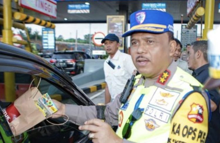 Kakorlantas Dampingi Kapolri Tinjau GT Kalikangkung