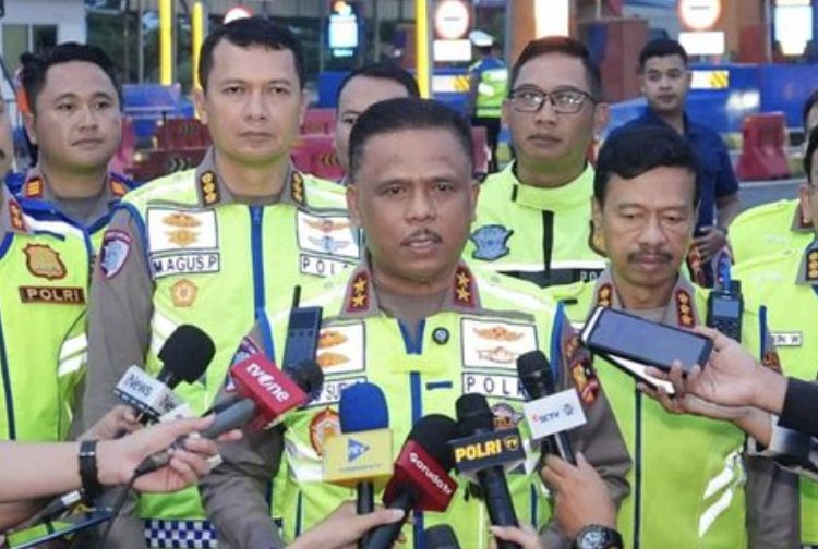 Kakorlantas Patroli di Tol Trans Jawa Demi Urai Kepadatan Arus Balik 1