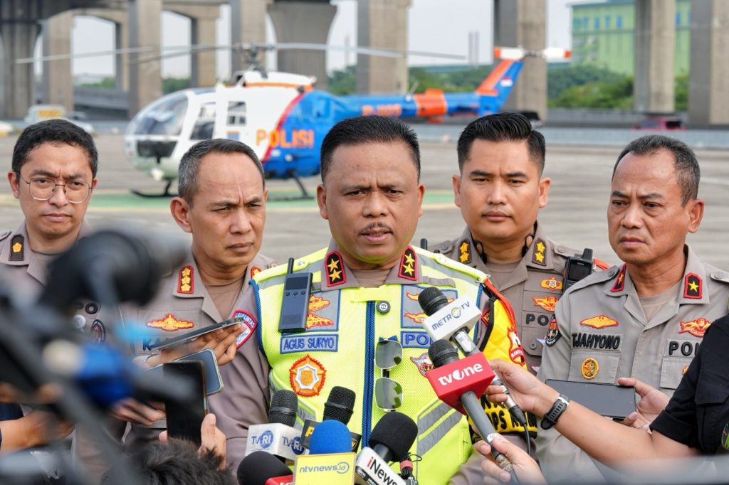 Kakorlantas Polir Irjen Agus Suryonugroho di Command Center Korlantas Polri Km 29 Tol Cikampek