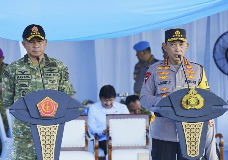 Kapolri Jenderal Listyo Sigit Prabowo bersama Panglima TNI Jenderal Agus Subiyanto memimpin Apel Gelar Pasukan Operasi Ketupat 2026 di Lapangan Silang Monas, Jakarta Pusat, Kamis (12/3/2026).