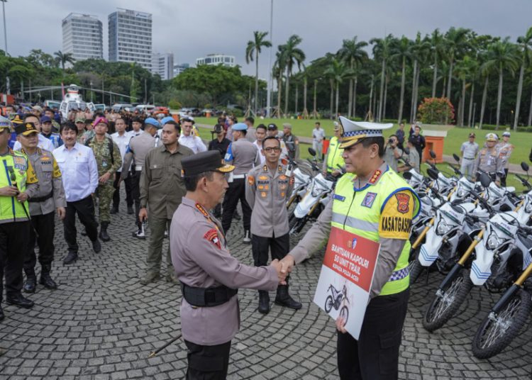 Kapolri Serahkan Bantuan Kendaraan ke Polda Terdampak Bencana