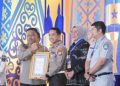 Kakorlantas Polri Irjen Agus Suryonugroho memberikan penghargaan kepada sejumlah Polda di Indonesia atas inovasi dalam pelayanan Samsat. (Dok. Istimewa)