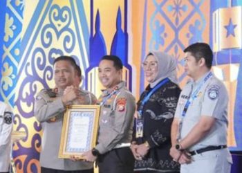 Kakorlantas Polri Irjen Agus Suryonugroho memberikan penghargaan kepada sejumlah Polda di Indonesia atas inovasi dalam pelayanan Samsat. (Dok. Istimewa)
