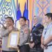 Kakorlantas Polri Irjen Agus Suryonugroho memberikan penghargaan kepada sejumlah Polda di Indonesia atas inovasi dalam pelayanan Samsat. (Dok. Istimewa)