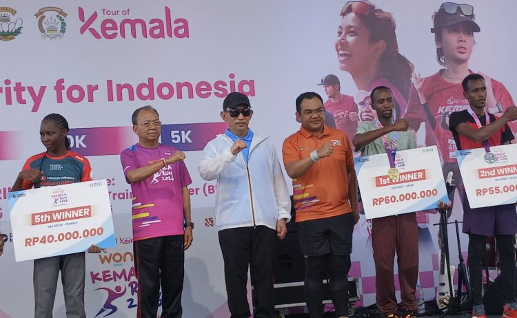 Kapolri Listyo Sigit dan Tedi Bharata Beri Penghargaan bagi Pelari