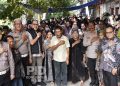 Paket Sembako Polri Sambut Hari Bhayangkara ke-80, Warga Kampung Tongkol Bersyukur