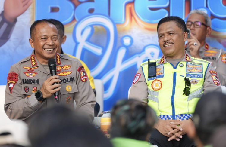 Polri Salurkan Bansos untuk 550 Ojol di Tugu Proklamasi Jakarta 1