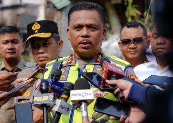 Kakorlantas Polri Irjen Pol. Drs. Agus Suryonugroho, S.H., M.Hum. menyerahkan bantuan sosial kepada warga yang terdampak kebakaran di Kemayoran Gempol, Kebon Kosong, Kemayoran