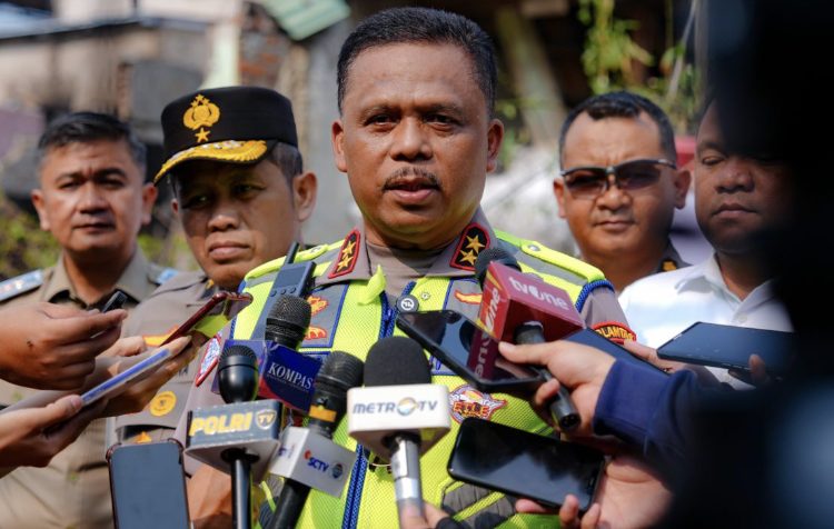 Kakorlantas Polri Irjen Pol. Drs. Agus Suryonugroho, S.H., M.Hum. menyerahkan bantuan sosial kepada warga yang terdampak kebakaran di Kemayoran Gempol, Kebon Kosong, Kemayoran