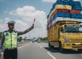 Gambar Personel Korlantas Polri Amankan Kendaraan Over Dimension dan Overloard