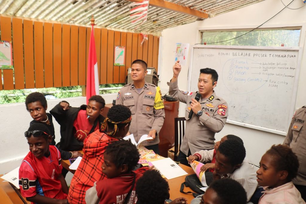Semarak HUT Bhayangkara ke-80, Polsek Tembagapura dan Satgas Damai Cartenz Bagikan Sembako dan Perkuat Kepercayaan Masyarakat Lewat Kegiatan Humanis